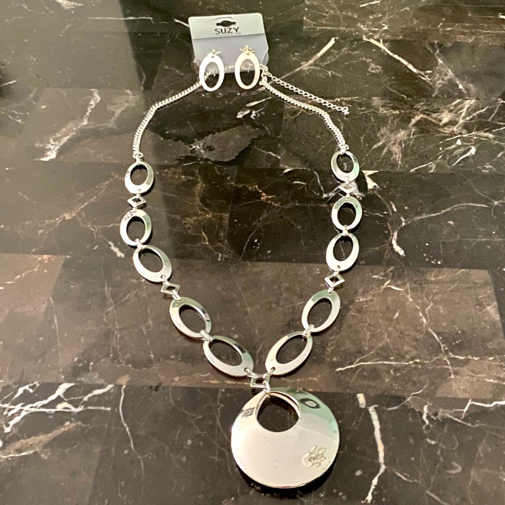 ❤️Suzy Shier Hollowed out silver pendant necklace & earrings set.